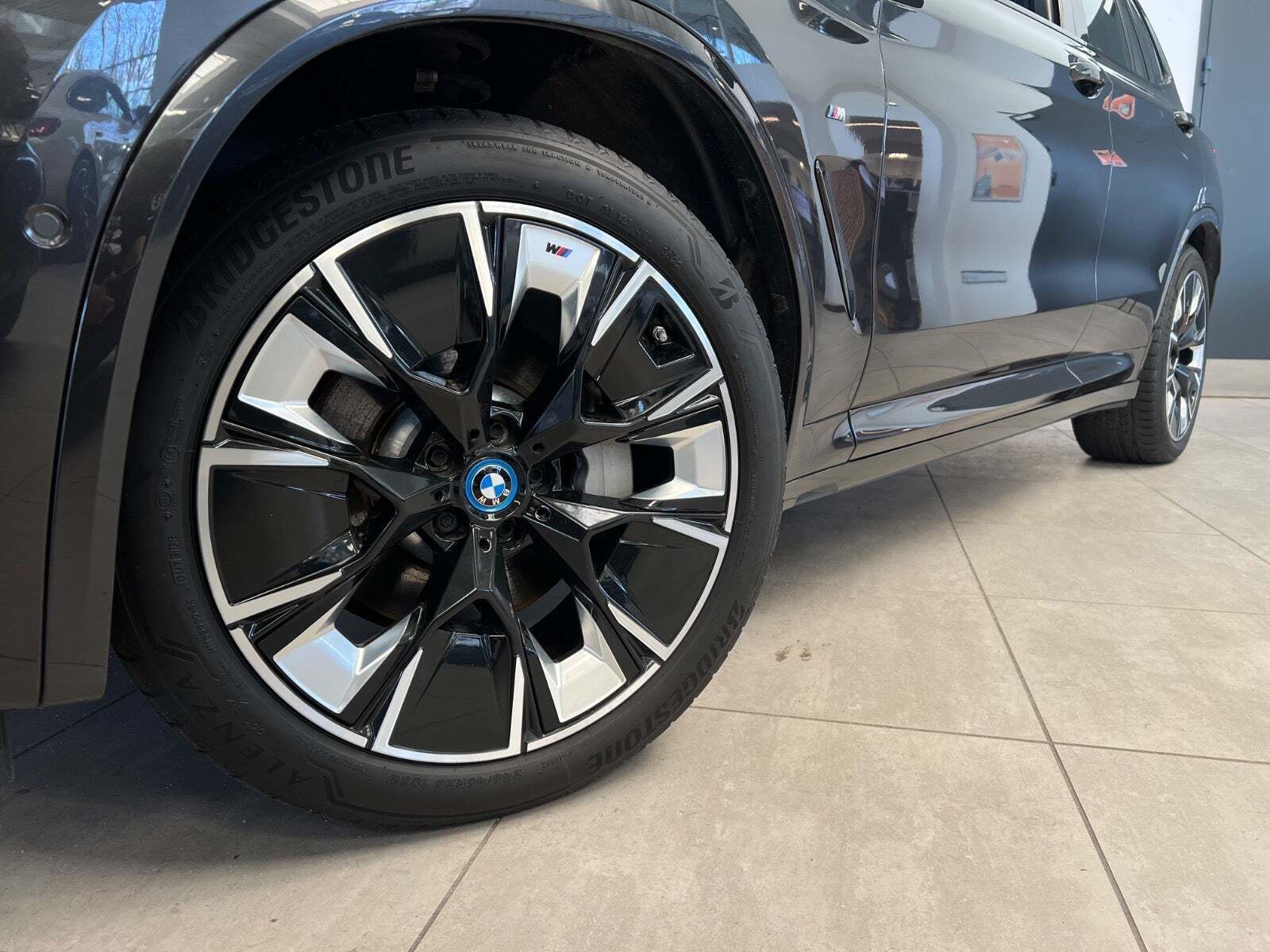 Grå BMW iX3 fra 2022