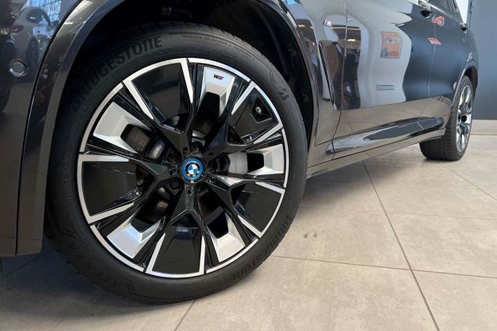 Grå BMW iX3 fra 2022