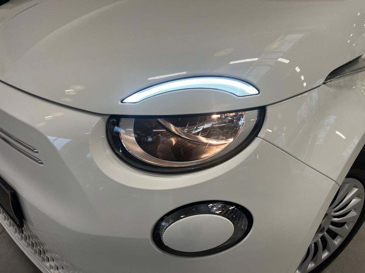 Hvid Fiat 500e fra 2023