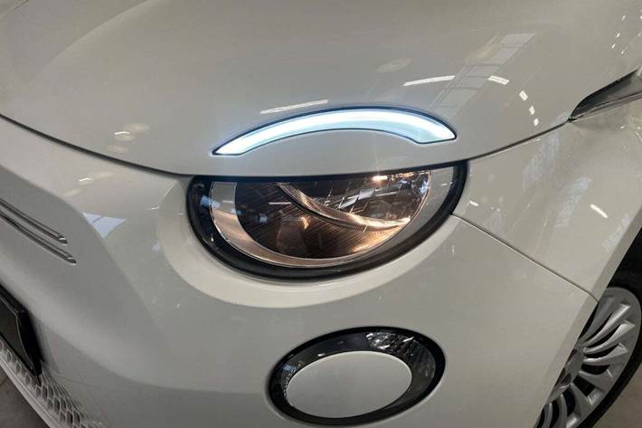 Hvid Fiat 500e fra 2023