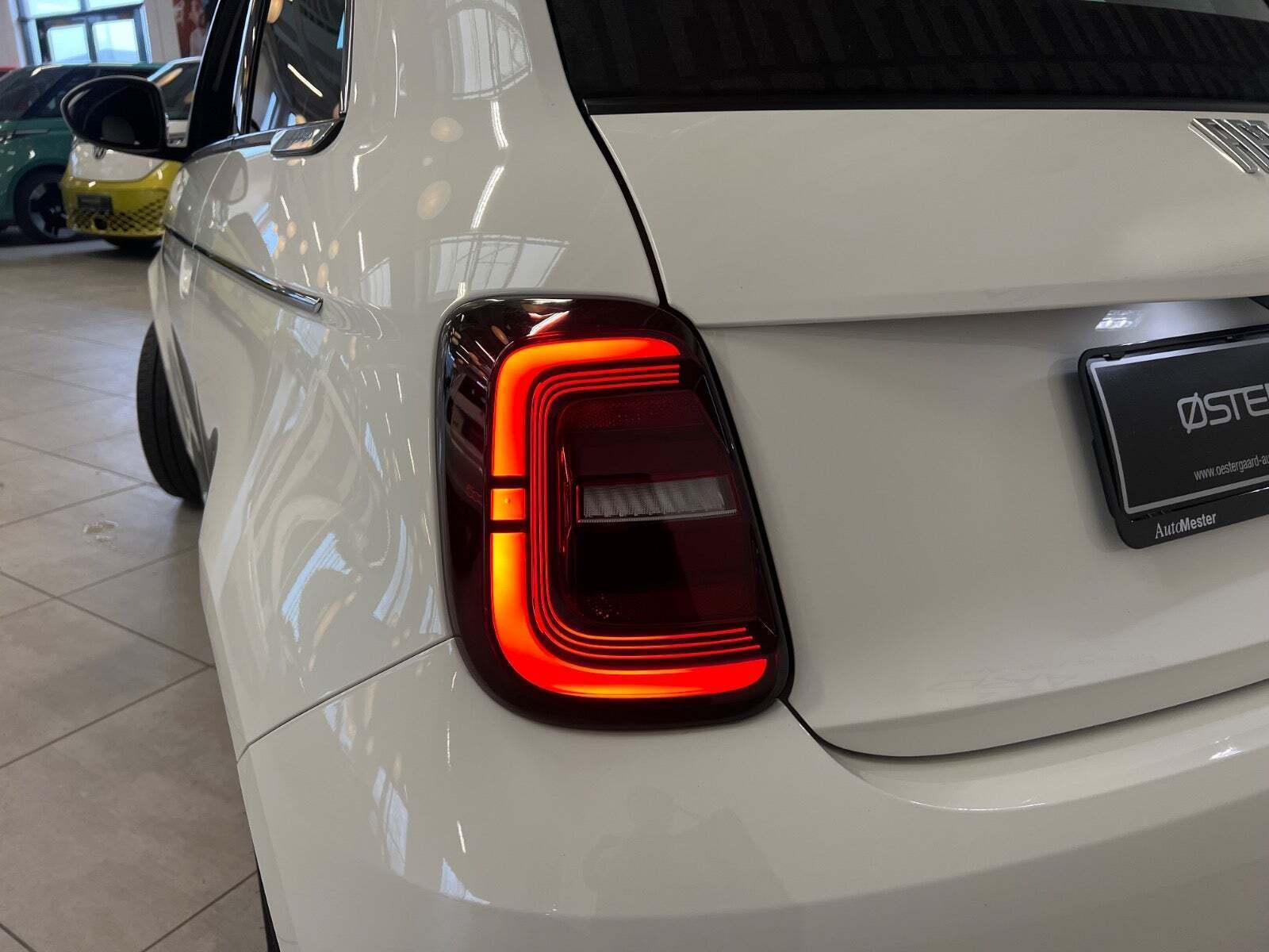 Hvid Fiat 500e fra 2023