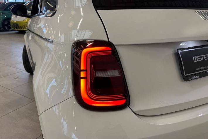 Hvid Fiat 500e fra 2023