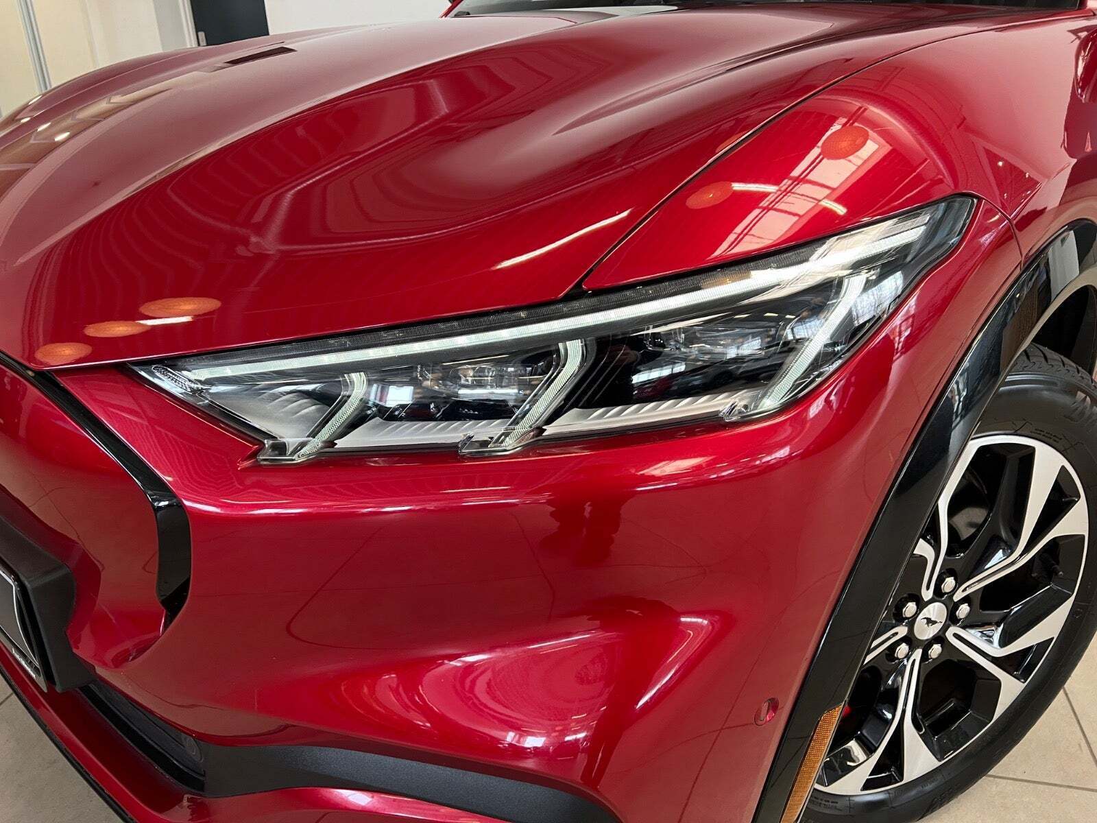 Rød Ford Mustang Mach-E fra 2025