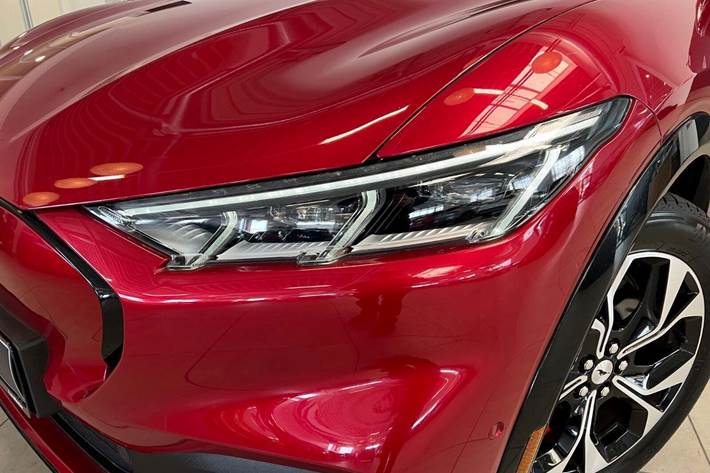 Rød Ford Mustang Mach-E fra 2025