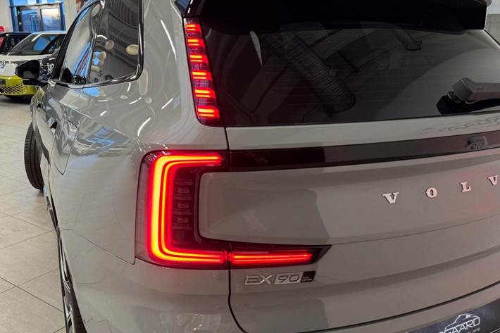 Grå Volvo EX90 fra 2025