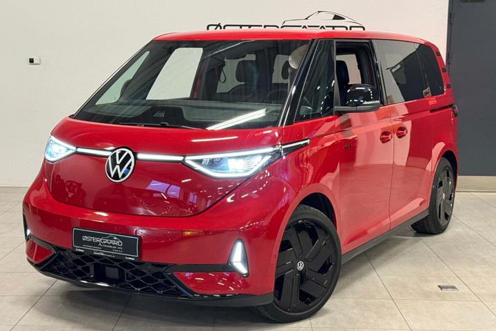 Rød VW ID.Buzz fra 2025 set udefra