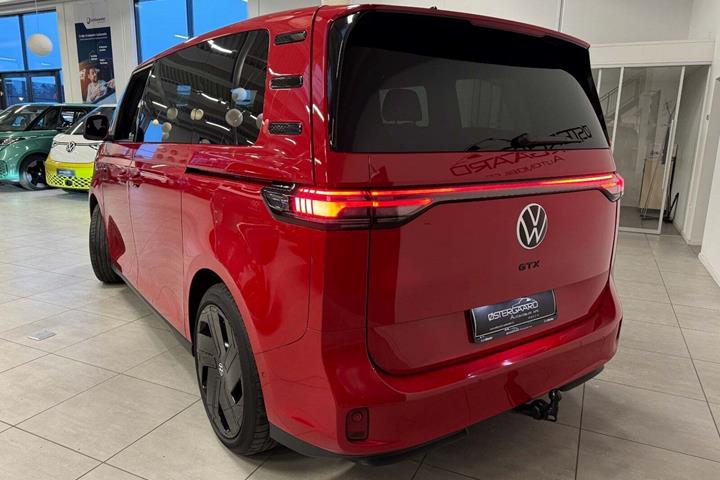 Rød VW ID.Buzz fra 2025