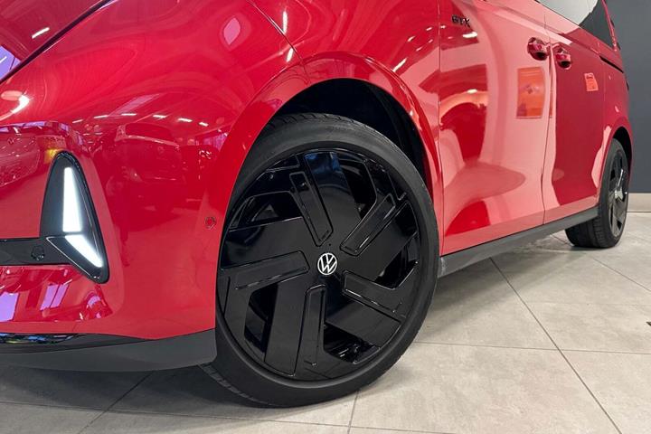 Rød VW ID.Buzz fra 2025