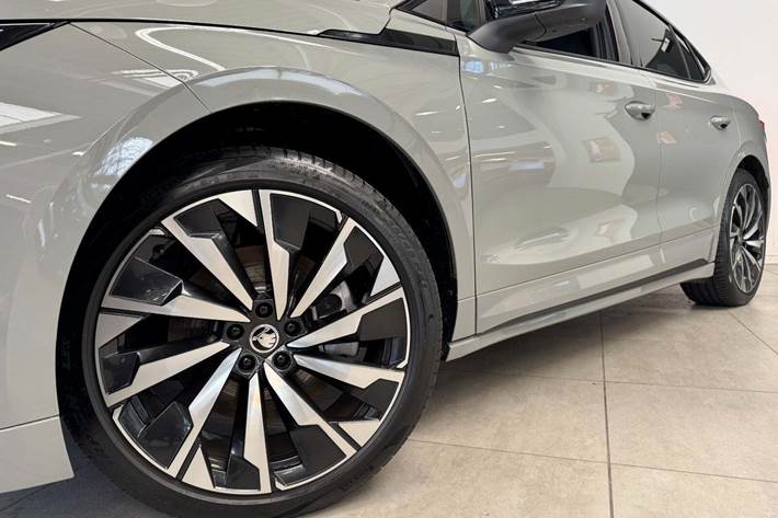 Grå Skoda Enyaq fra 2026