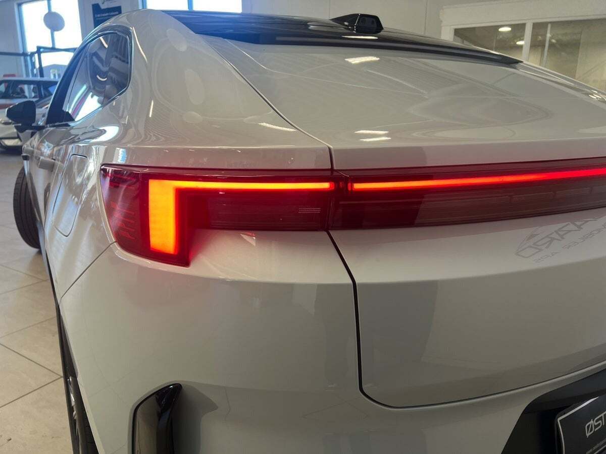 Sølv Polestar 4 fra 2025