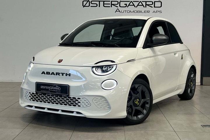 Hvid Abarth 500e fra 2024 set udefra