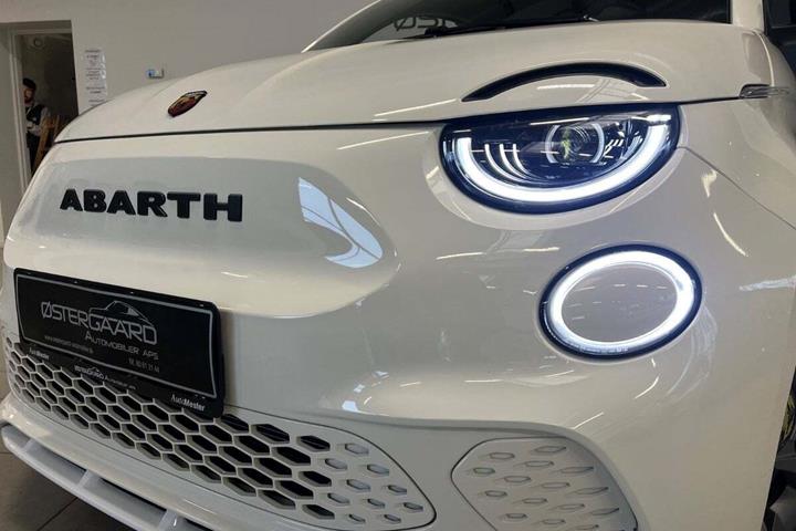Hvid Abarth 500e fra 2024