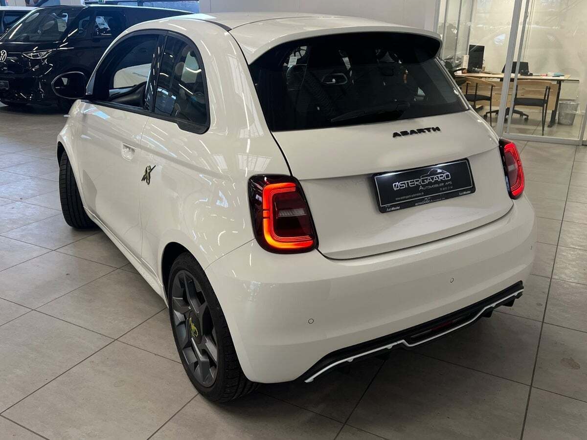 Hvid Abarth 500e fra 2024
