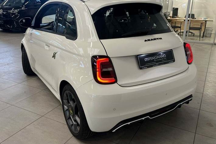 Hvid Abarth 500e fra 2024