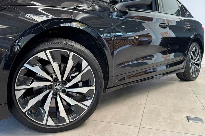 Sort Skoda Enyaq fra 2026