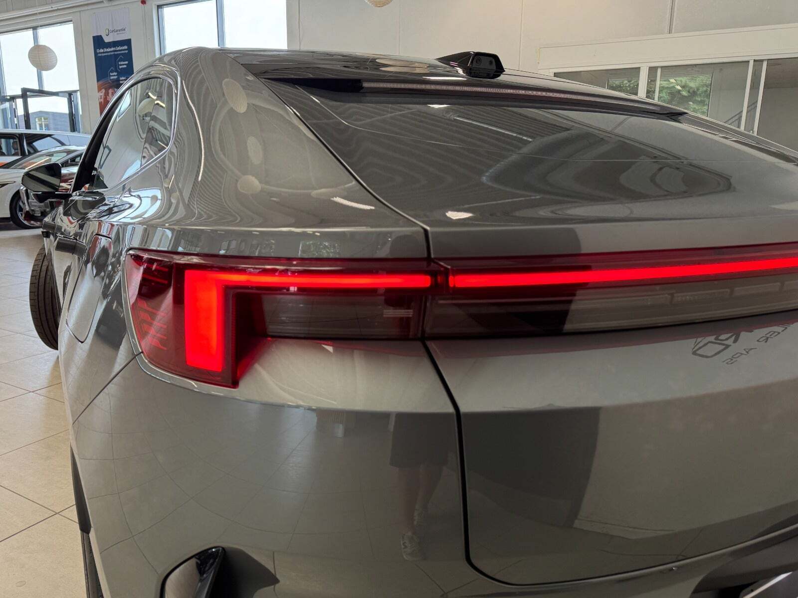 Grå Polestar 4 fra 2025