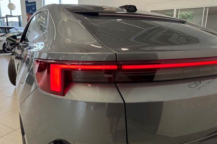 Grå Polestar 4 fra 2025