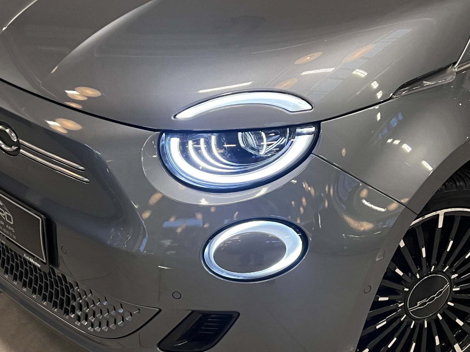 Grå Fiat 500e fra 2022