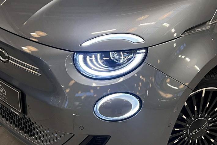 Grå Fiat 500e fra 2022