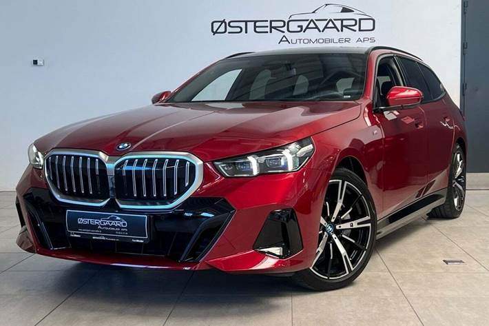 Rød BMW i5 fra 2024