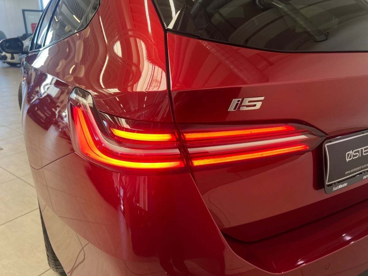Rød BMW i5 fra 2024