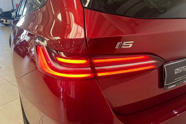 Rød BMW i5 fra 2024
