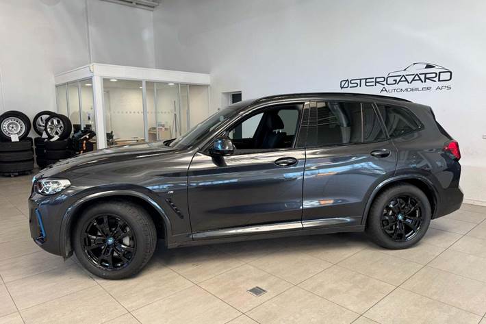 Grå BMW iX3 fra 2024