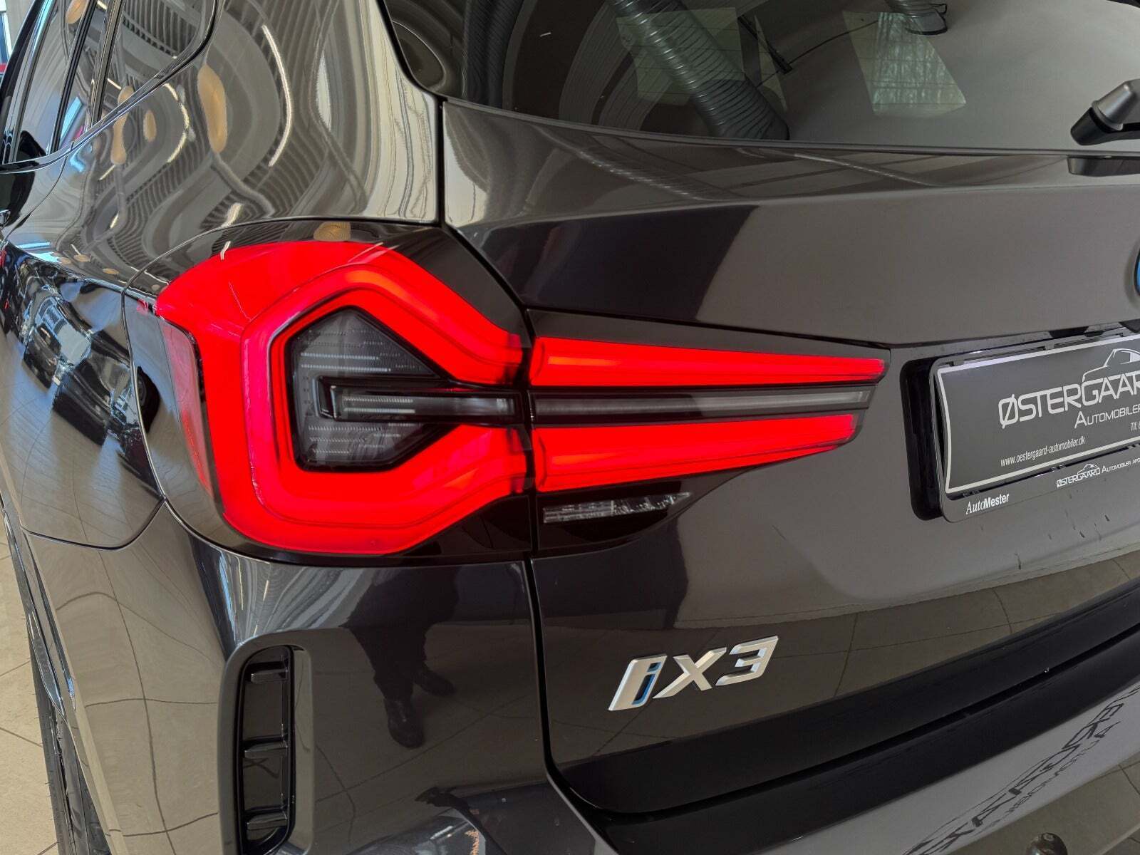 Grå BMW iX3 fra 2024