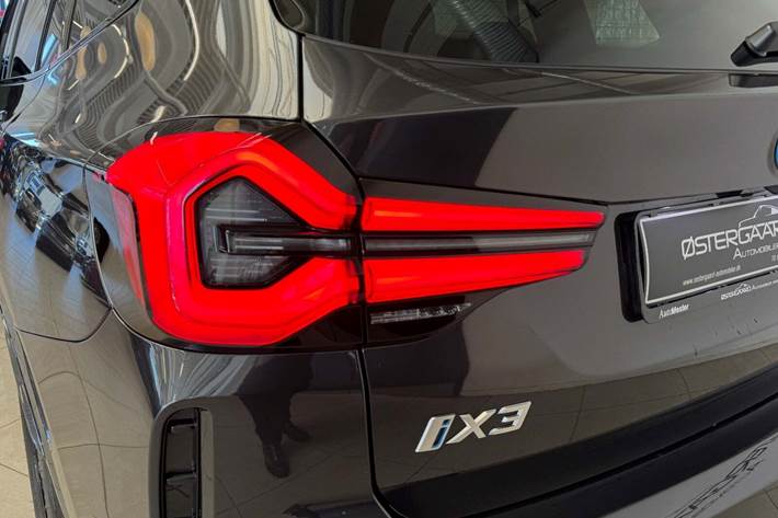 Grå BMW iX3 fra 2024