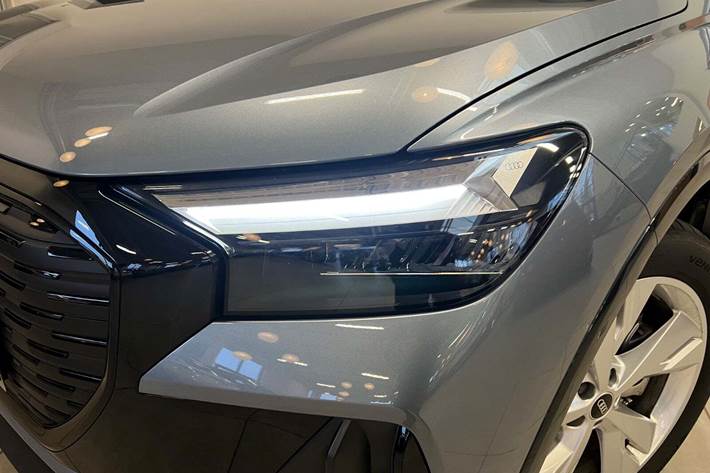 Blå Audi Q4 e-tron fra 2025