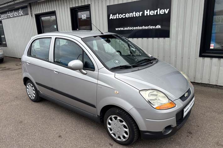 Sølv Chevrolet Matiz fra 2008 set udefra