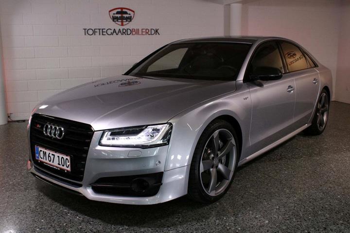 Grå Audi S8 fra 2016 set udefra