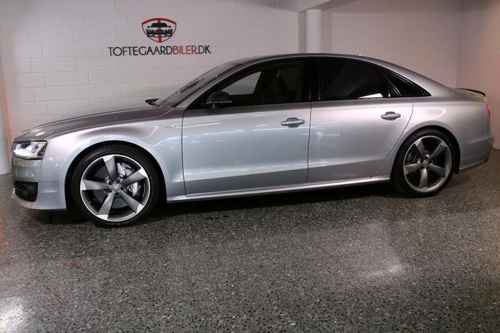 Grå Audi S8 fra 2016 set udefra