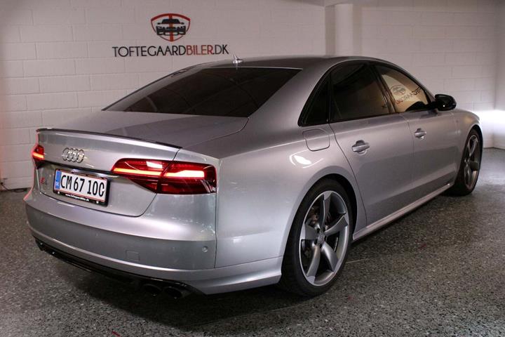 Grå Audi S8 fra 2016 set udefra