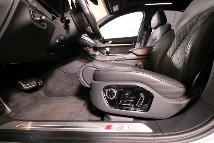 Grå Audi S8 fra 2016 set indefra