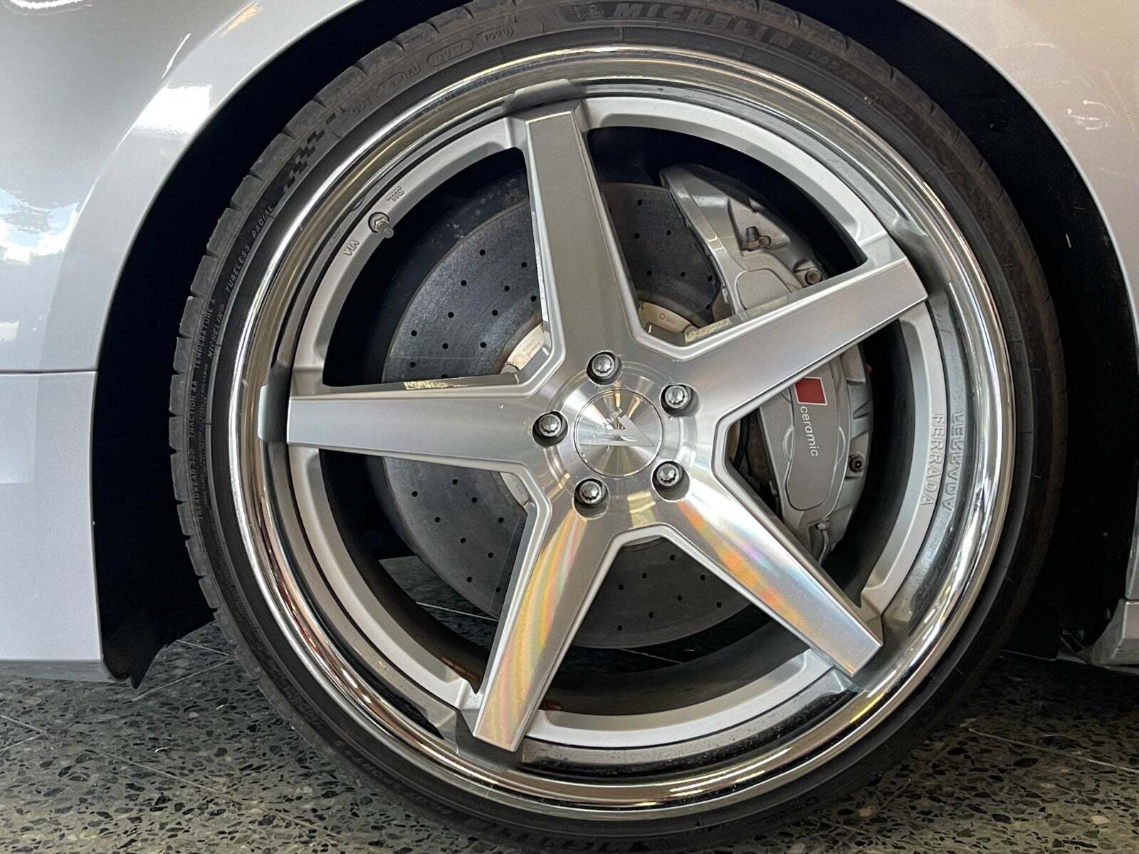 Grå Audi S8 fra 2016