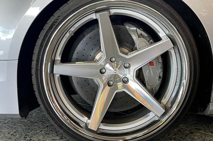 Grå Audi S8 fra 2016