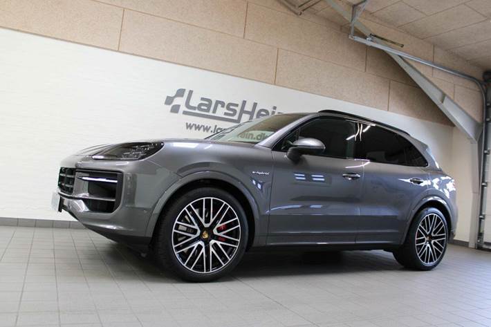 Grå Porsche Cayenne S fra 2024