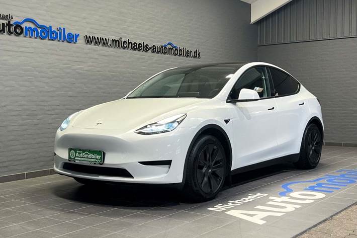 Hvid Tesla Model Y fra 2025 set udefra