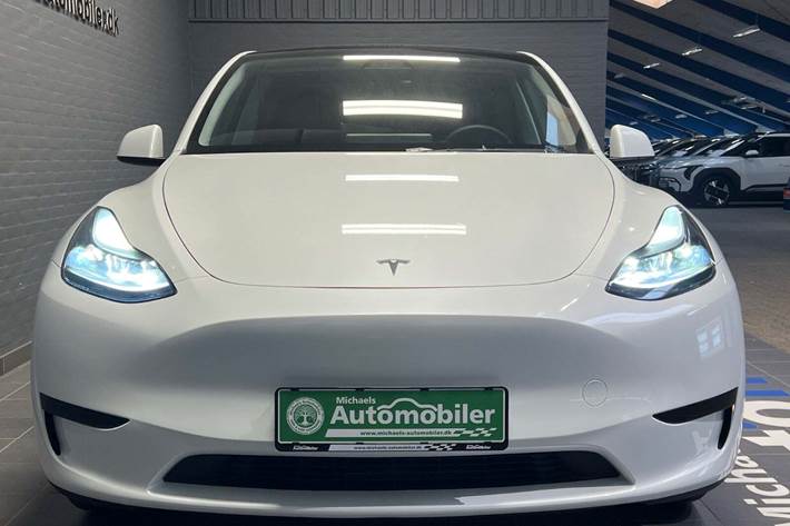 Hvid Tesla Model Y fra 2025