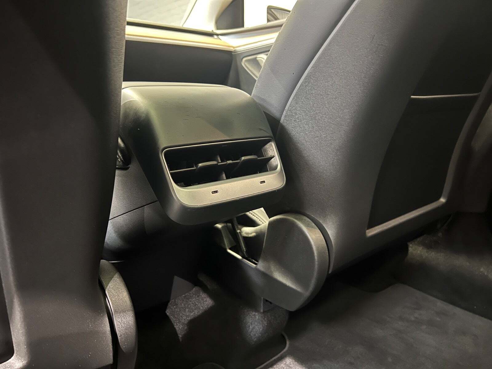 Hvid Tesla Model Y fra 2025