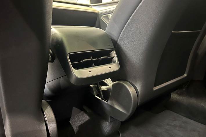 Hvid Tesla Model Y fra 2025