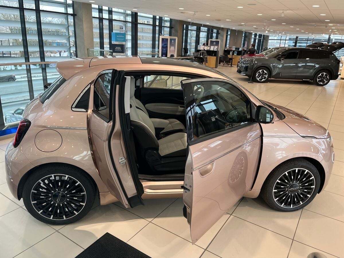 Grå Fiat 500e fra 2023