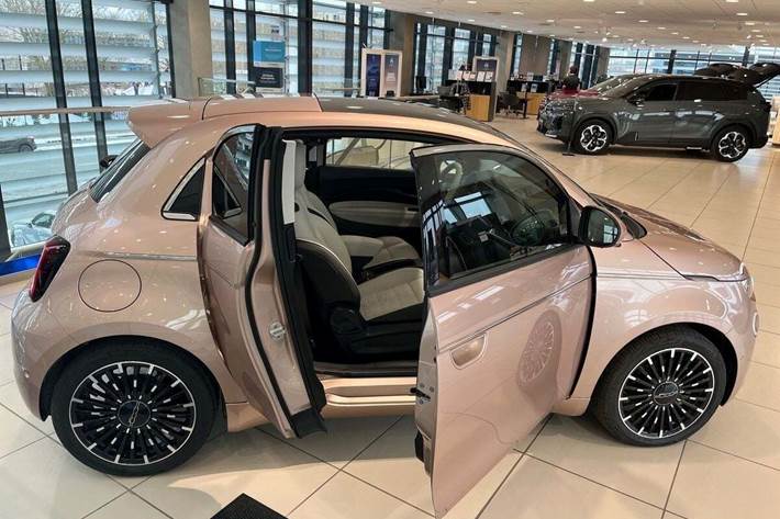 Grå Fiat 500e fra 2023