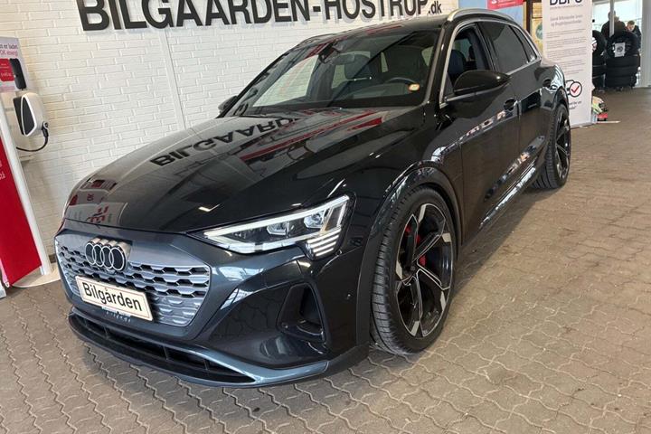 Sort Audi Q8 e-tron fra 2024 set udefra