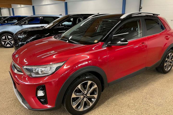 Rød Kia Stonic fra 2019 set udefra