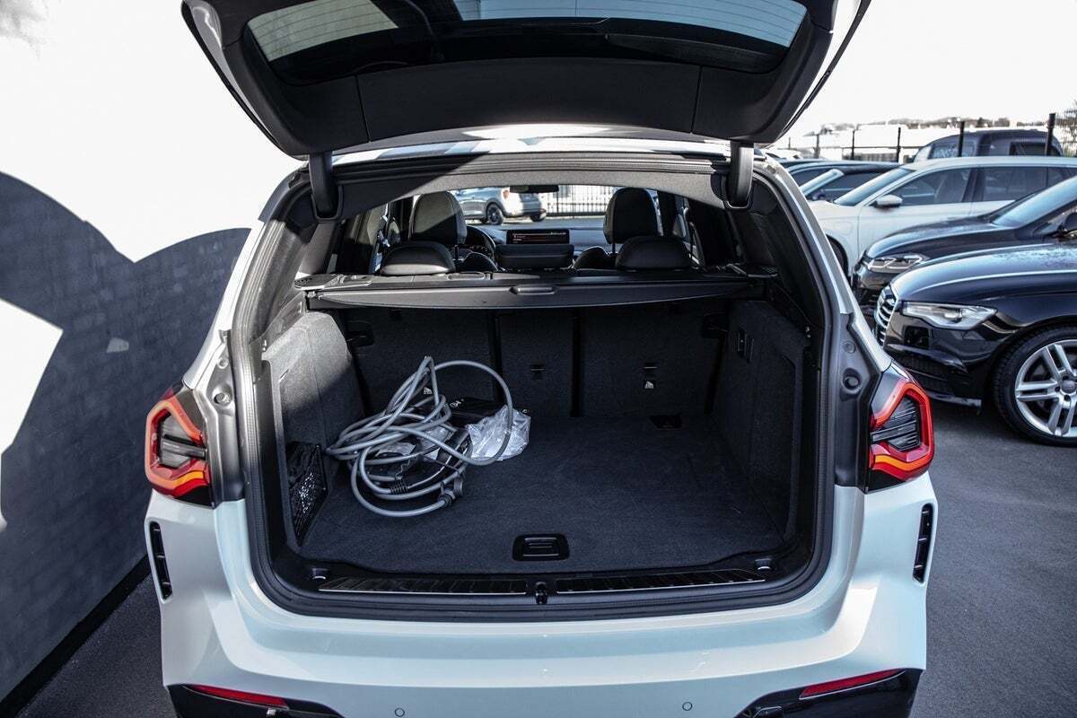 Hvid BMW iX3 fra 2023