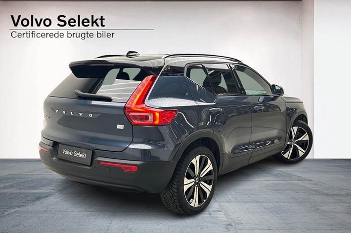 Blå Volvo XC40 fra 2021