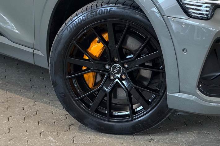 Grå Audi e-tron fra 2023