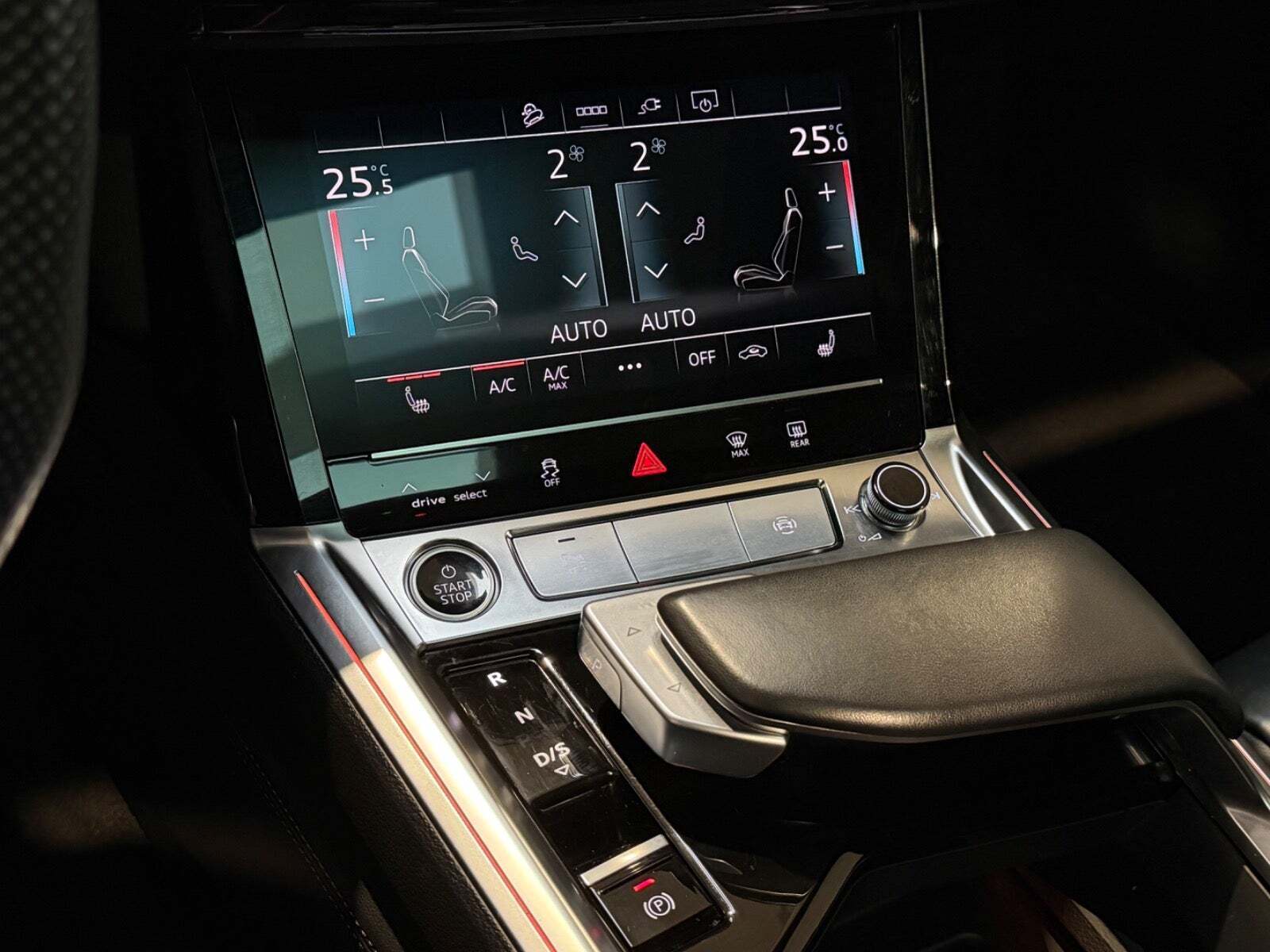 Grå Audi e-tron fra 2023